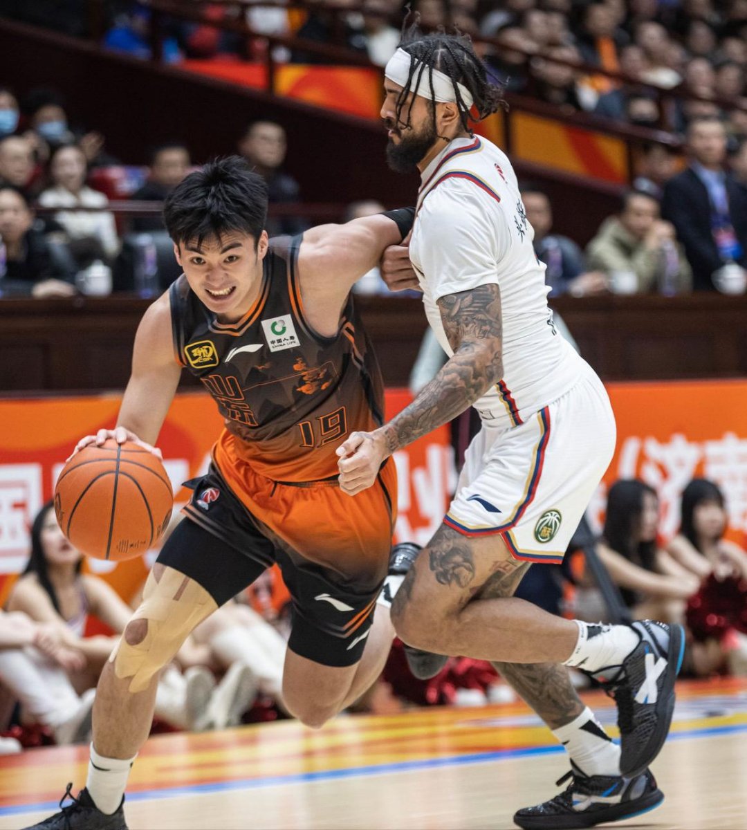 开云体育下载-赛地聚焦——CBA常规赛冲刺阶段热度飙升，广东宏远外线爆发，目标明确，身体对抗强度拉满的简单介绍